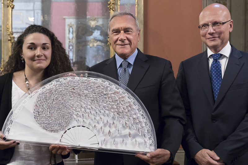 Il Presidente Grasso posa per una foto ricordo con l'autrice dell'opera, Elena Boni, ed il Presidente dell'Associazione Stampa parlamentare, Sergio Amici.
