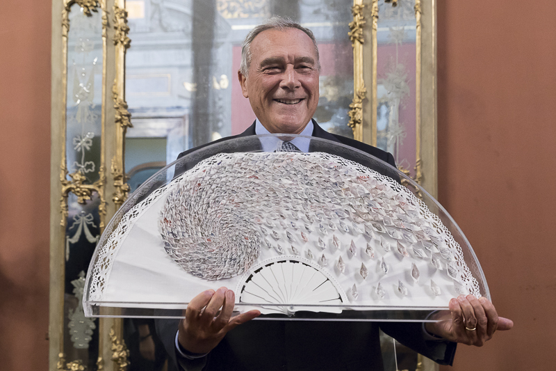 Il Presidente Grasso posa per una foto con l'opera realizzata da Elena Boni.