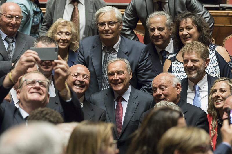 Il Presidente Grasso, al termine della Cerimonia, saluta gli iscritti al Senior Italia Federanziani presenti in Aula.