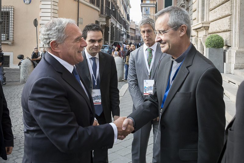 Il Presidente Grasso viene accolto da Padre Nuno da Silva Gonҫalves, Rettore della Pontificia Università Gregoriana.