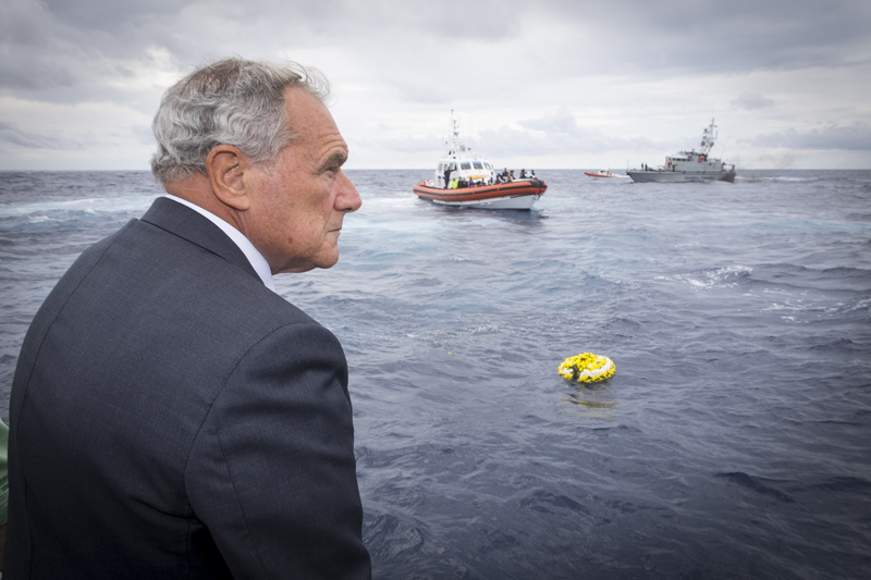 Il Presidente Grasso sul luogo del naufragio del 3 ottobre 2013, unitamente al Ministro Fedeli e ad alcuni superstiti, prende parte al lancio di una corona di fiori in memoria delle vittime.