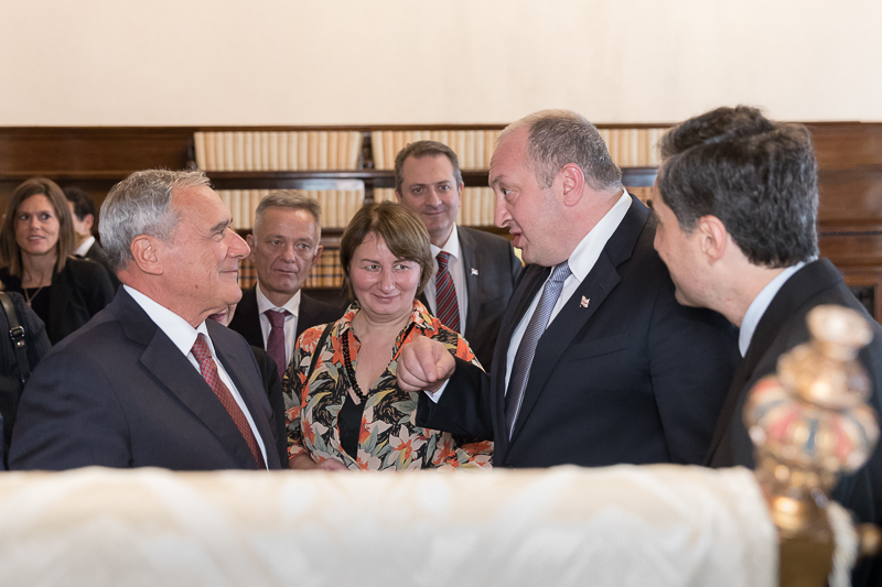 Il Presidente del Senato, Pietro Grasso, e il Presidente della Georgia, Giorgi Margvelashvili, nella Sala della Firma.