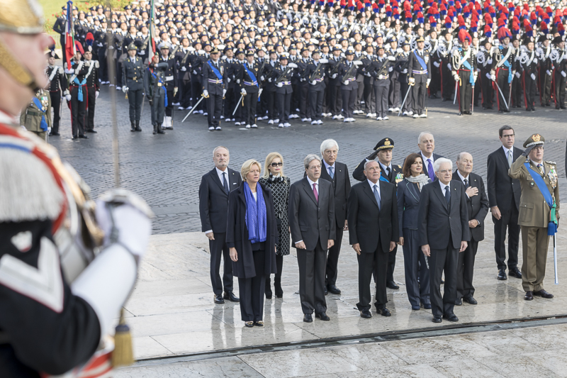 Il Presidente Grasso e le altre Autorità accompagnano il Capo dello Stato nella salita della Scalea dell'Altare della Patria