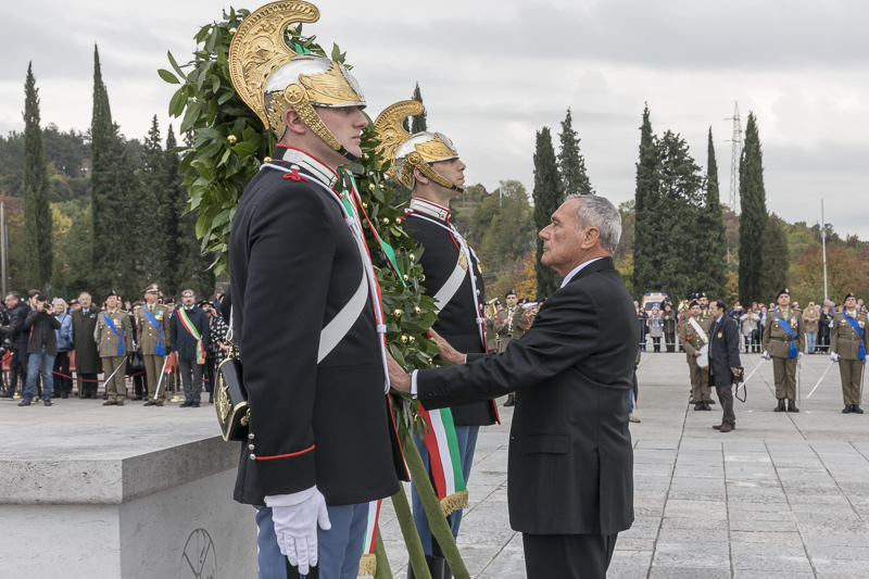 Il Presidente Grasso durante il rito della deposizione di una corona davanti alla tomba del Duca d'Aosta
