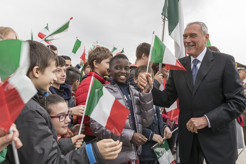 Il Presidente Grasso si sofferma a salutare un gruppo di piccoli studenti intervenuti per assistere alla Cerimonia