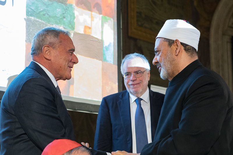 Il Presidente del Senato, Pietro Grasso, saluta il Grande Imam di al-Azhar, Ahmad Al-Tayyeb.