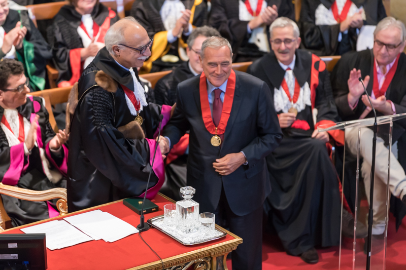Il Presidente Grasso riceve dal Magnifico Rettore la medaglia teresiana