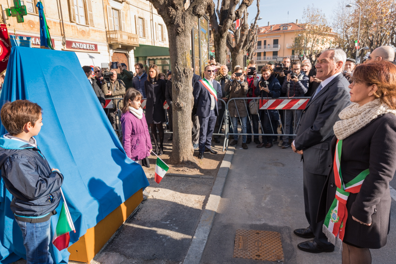 Il Presidente Grasso davanti al monumento dedicato a Luigi Einaudi, durante l'esecuzione dell'Inno Nazionale