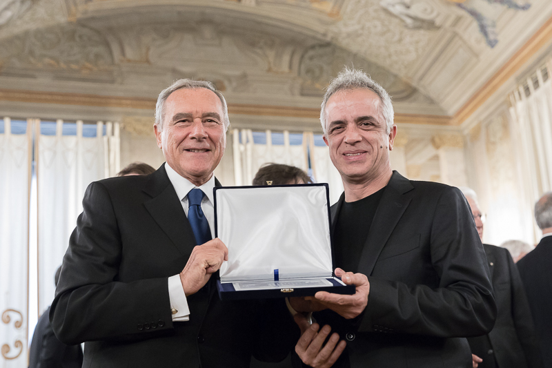 Il Presidente del Senato, Pietro Grasso, premi il violoncellista Giovanni Sollima.