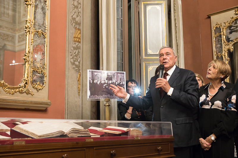 Il Presidente del Senato della Repubblica, Pietro Grasso, nel Salone degli specchi durante l'apertura della mostra allestita per l'occasione nel Salone degli Specchi.