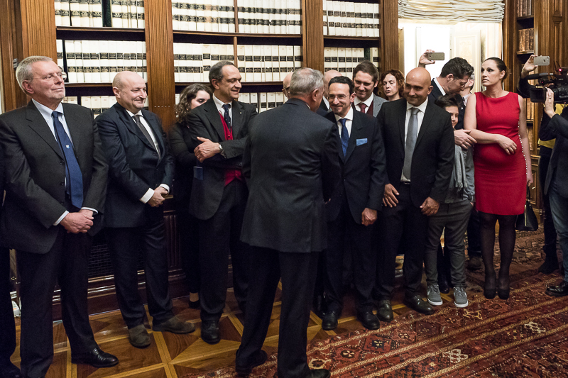 Nella foto il Presidente Grasso al termine della Cerimonia, saluta i Testimoni.