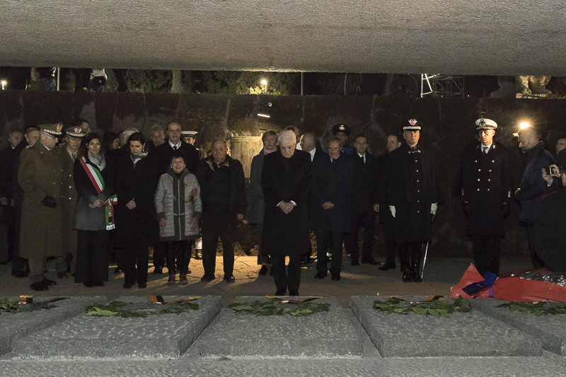 Il Presidente Grasso, unitamente al Capo dello Stato e alle altre Autorità, rendono omaggio alle vittime dell'eccidio.