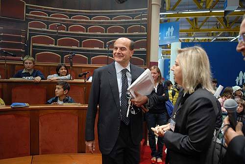 Il Ministro per lo Sviluppo Economico Pierluigi Bersani saluta gli studenti ospiti dello stand