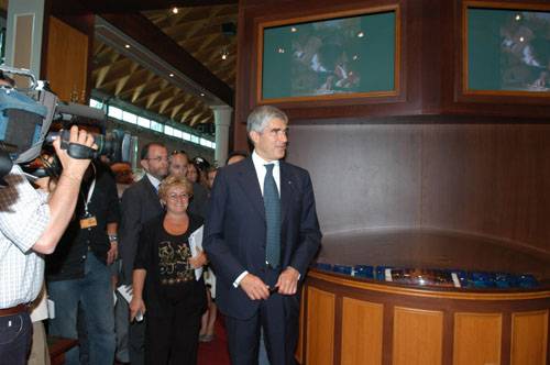 Il Presidente Casini in visita allo stand del Senato