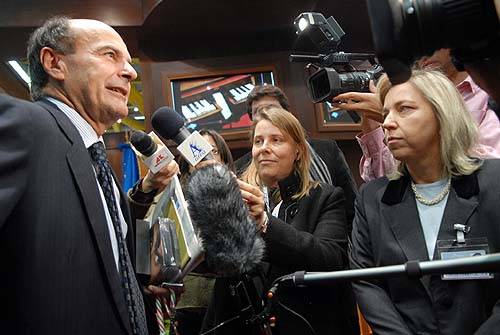 Il Ministro Bersani risponde alle domande dei giornalisti